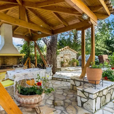 Polys Lefkada 2 דירה Apolpaina